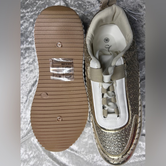 Textured Thick Sole Sneaker - Picture 7 of 7